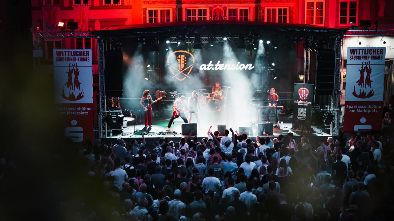 at.tension live auf der Sparkassenbühne der Wittlicher Säubrennerkirmes vor großem Publikum